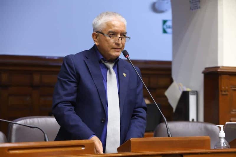 Crítica de Héctor Acuña al respaldo de su hermano César al gobierno.