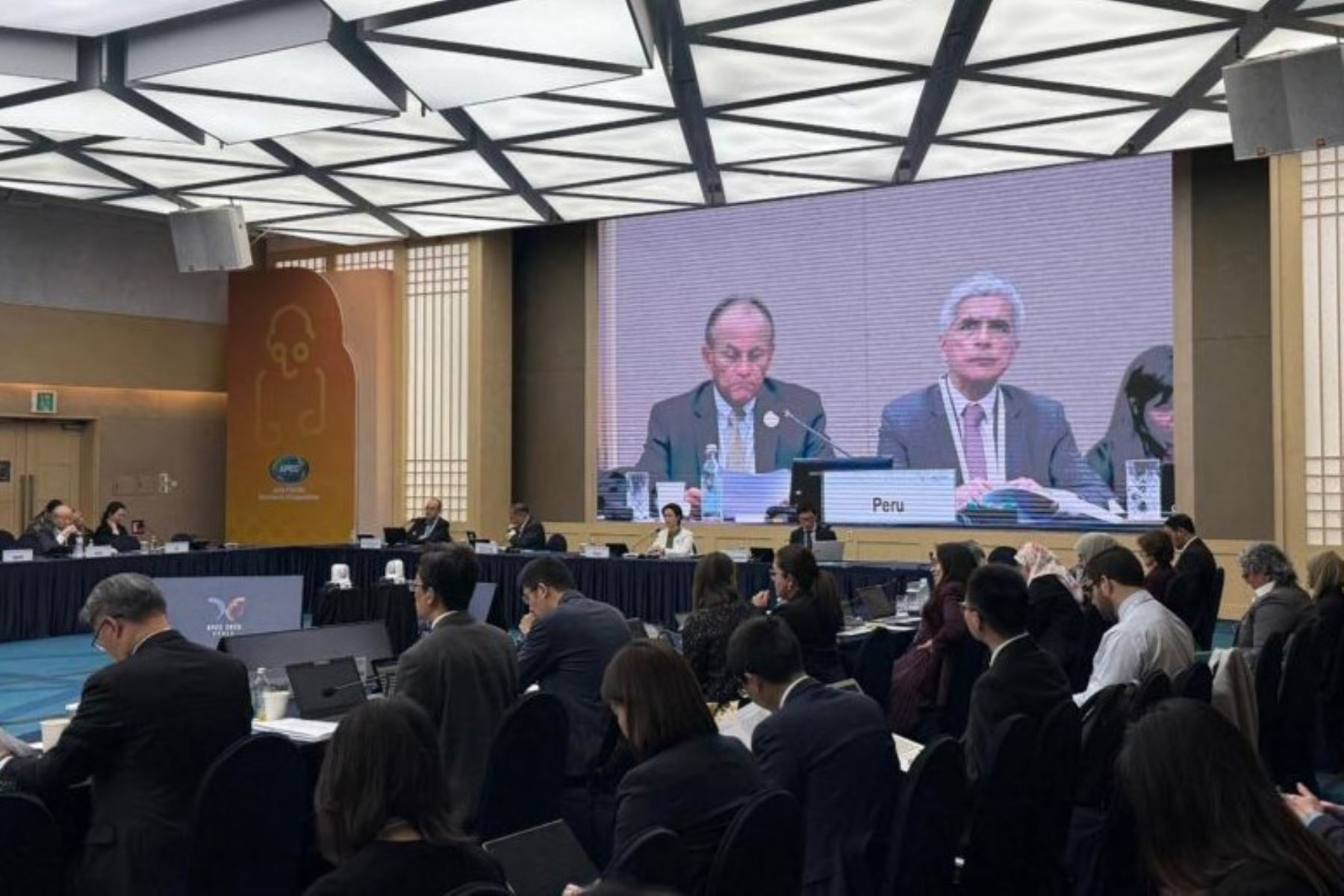 La APEC adopta el plan peruano para combatir la informalidad en Asia.