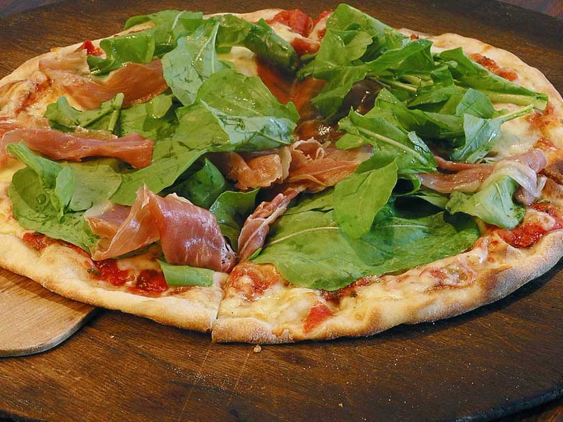 Cómo hacer Pizza a la Piedra Casera La Receta