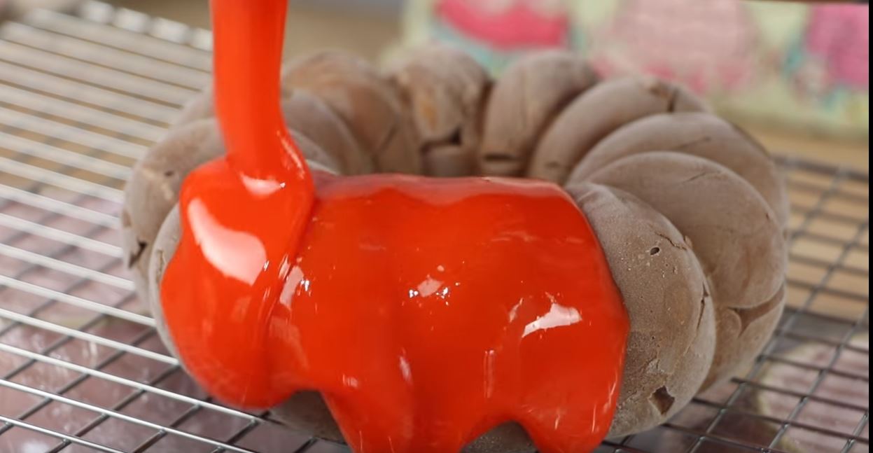 Le sublime gâteau d'Halloween et son glacage miroir orange