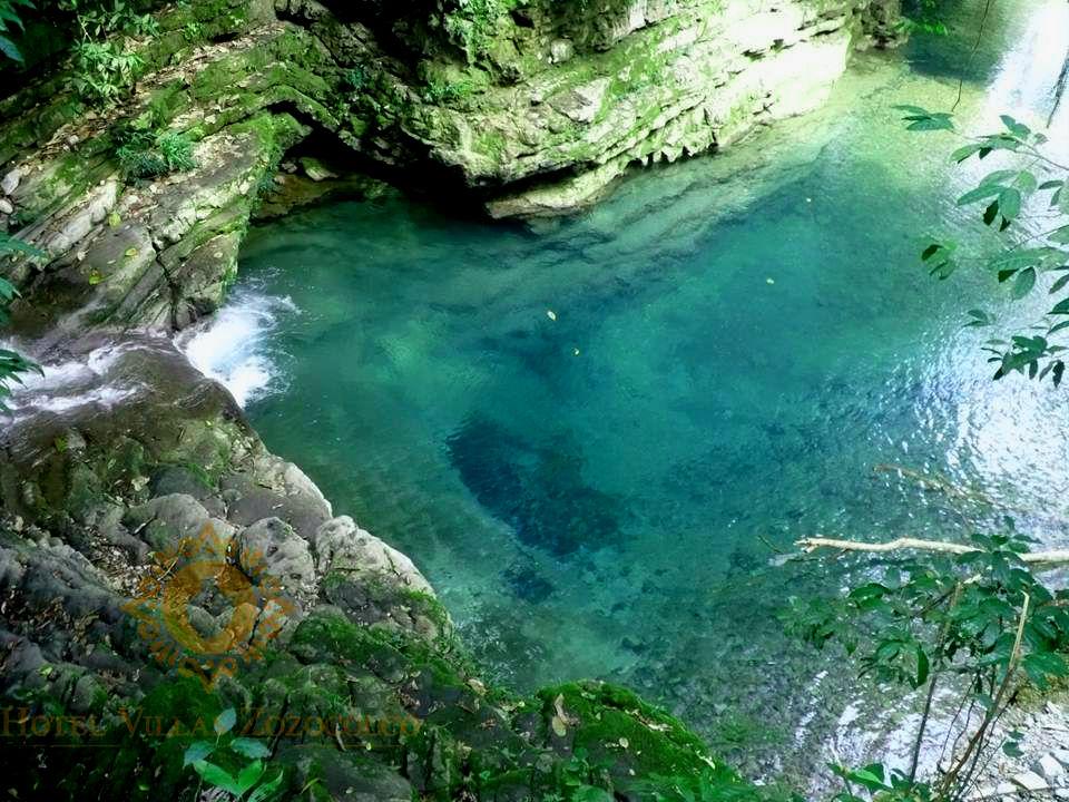 Zozocolco de Hidalgo, una herencia totonaca y cultural de Veracruz Su arquitectura colonial contrasta con el verde esmeralda que impera en todo el paisaje de Zozocolco. Sus zigzagueantes calles son angostas y empedradas.  https://larevistadelsureste.com