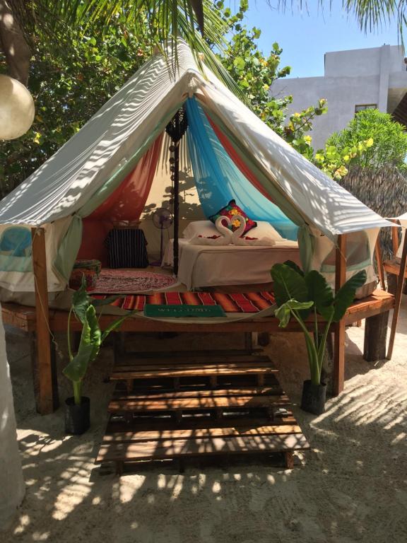 Los mejores lugares para acampar en la Riviera Maya ¡Conócelos! Una de las actividades favoritas por los amantes del ecoturismo es sin dudas el camping. Disfrutar de la naturaleza en un campamento será una experiencia increíble especialmente en un lugar que podría decirse ha sido bendecido por su inigualable belleza, la Riviera Maya. https://larevistadelsureste.com Los mejores lugares para acampar en la Riviera Maya ¡Conócelos! Una de las actividades favoritas por los amantes del ecoturismo es sin dudas el camping. Disfrutar de la naturaleza en un campamento será una experiencia increíble especialmente en un lugar que podría decirse ha sido bendecido por su inigualable belleza, la Riviera Maya. https://larevistadelsureste.com