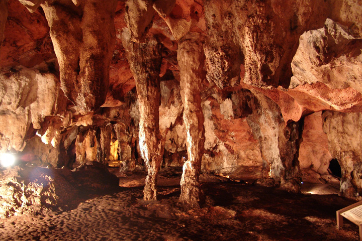 Conoce las Grutas de Loltún, la zona arqueológica subterránea de Yucatán La datación por carbono de los artefactos encontrados en las grutas de Loltún revela que las cuevas fueron usadas por humanos hace 2,200 años. https://larevistadelsureste.com Conoce las Grutas de Loltún, la zona arqueológica subterránea de Yucatán La datación por carbono de los artefactos encontrados en las grutas de Loltún revela que las cuevas fueron usadas por humanos hace 2,200 años. https://larevistadelsureste.com