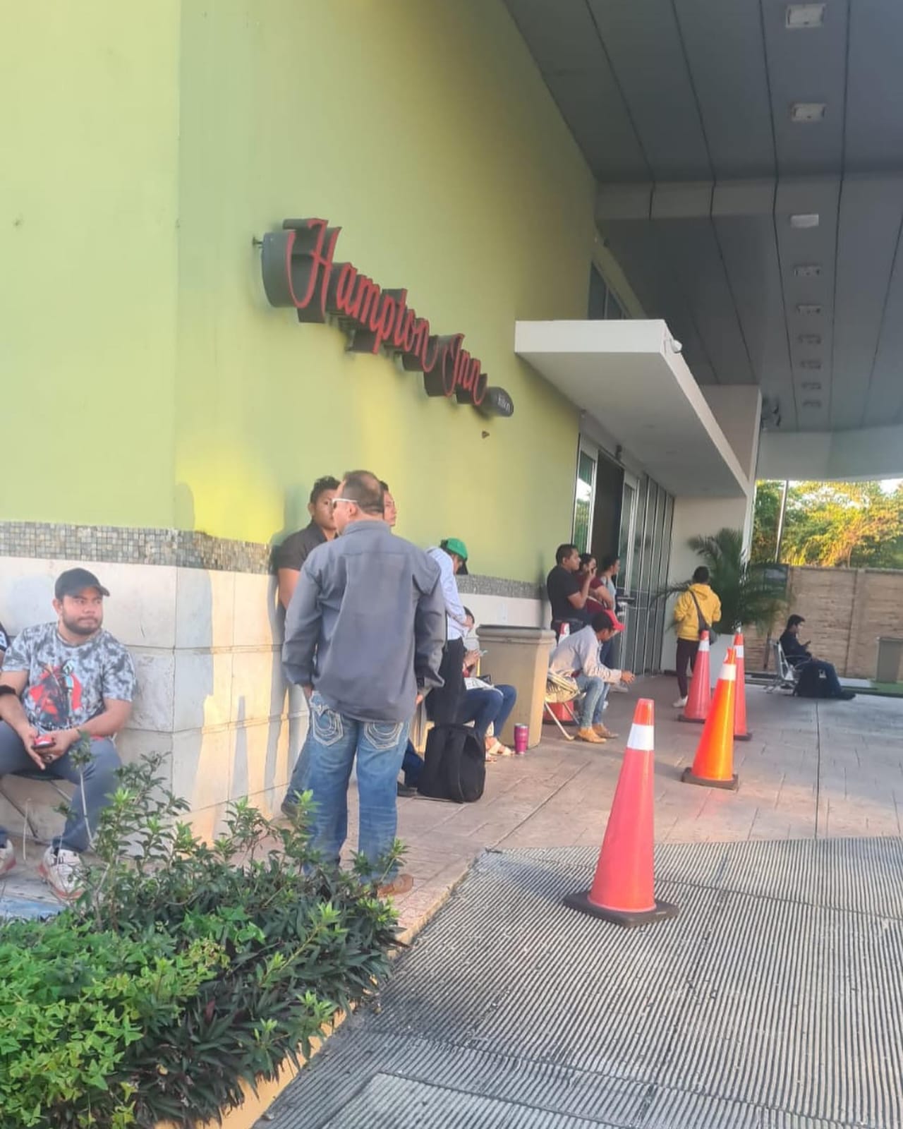 Feria Tabasco 2023: Julión Álvarez abre segunda fecha en Villahermosa Julión Álvarez se convirtió en el cantante más esperado en Tabasco, luego de que este 1 de febrero del 2023 abriera la taquilla para adquirir la entrada al show en el Palenque de Gallos el próximo 6 de mayo y en menos de 12 horas se agotaran.  https://larevistadelsureste.com