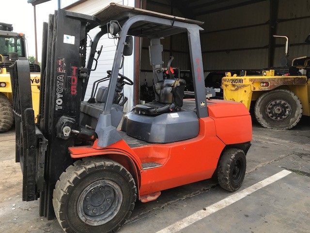 IMPORTANT TIPS TO CONSIDER WHILE RENTING A FORKLIFT Large Lift Truck