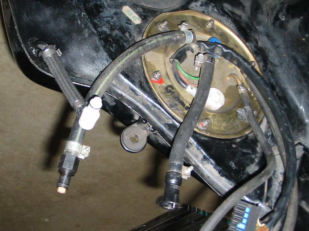 Crossover tube on R11xx fuel tank