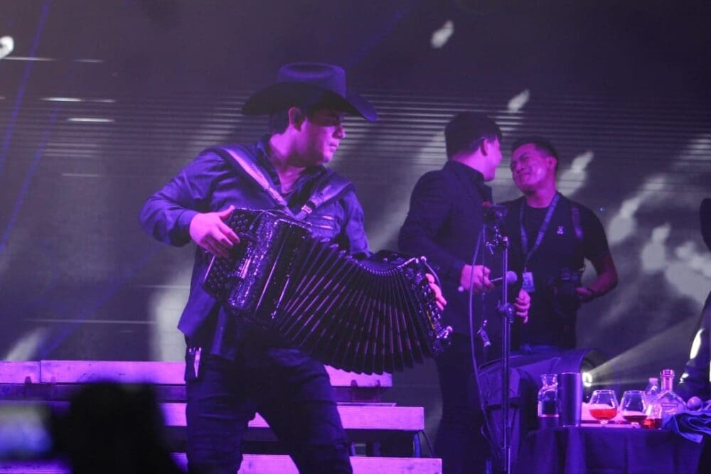 ALFREDO OLIVAS REUNIÓ A MÁS DE 40 MIL PERSONAS EN VALLES La Roja