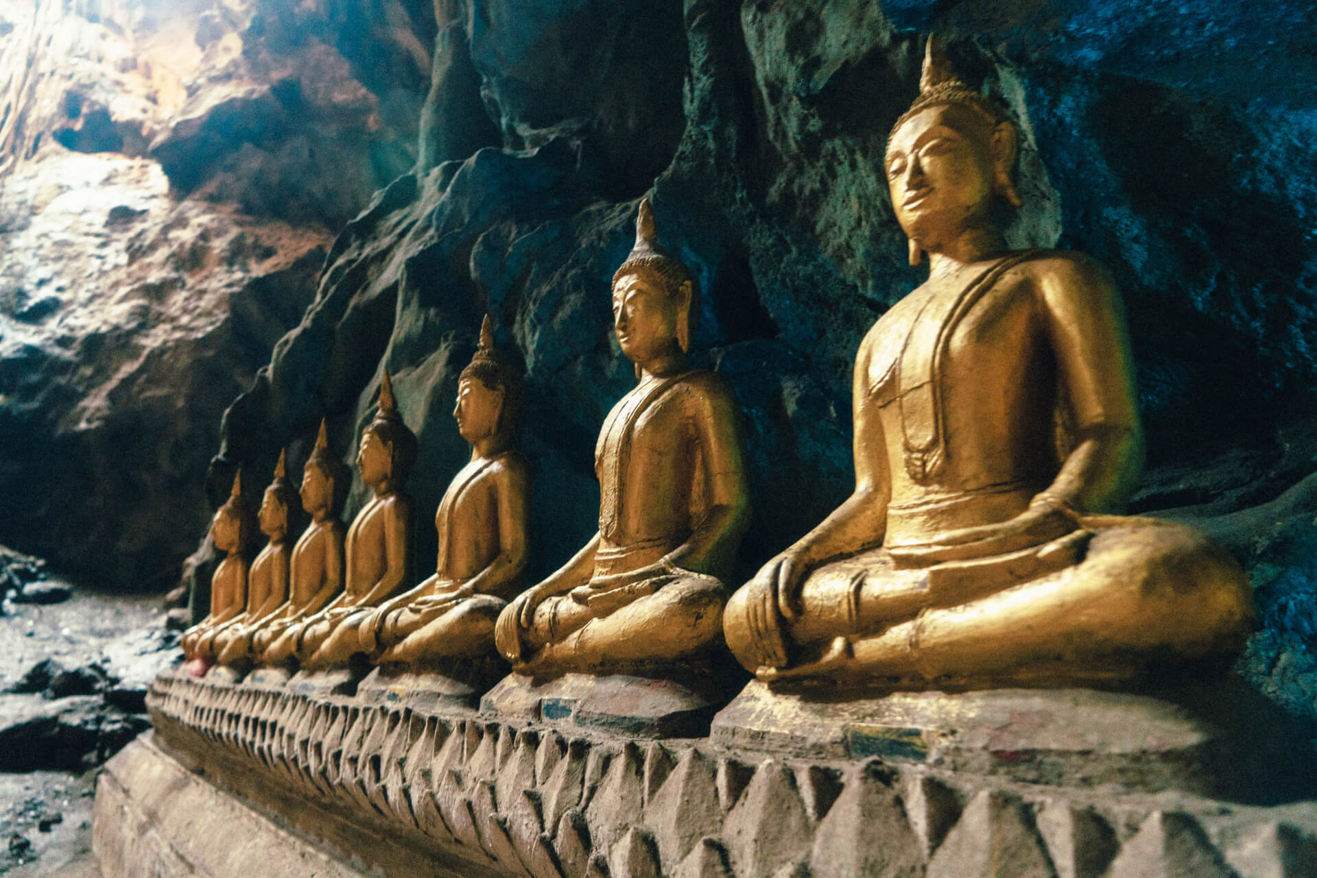 Buddha statue in temple in cave La Solution Est En Vous