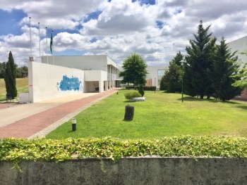 Alunas da FEPSET recolhem donativos para a LATI
