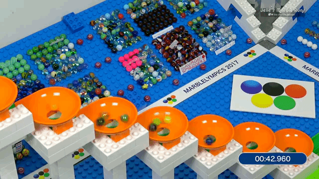 16 Teams of Marbles Compete on a Hubelino Marble Run With