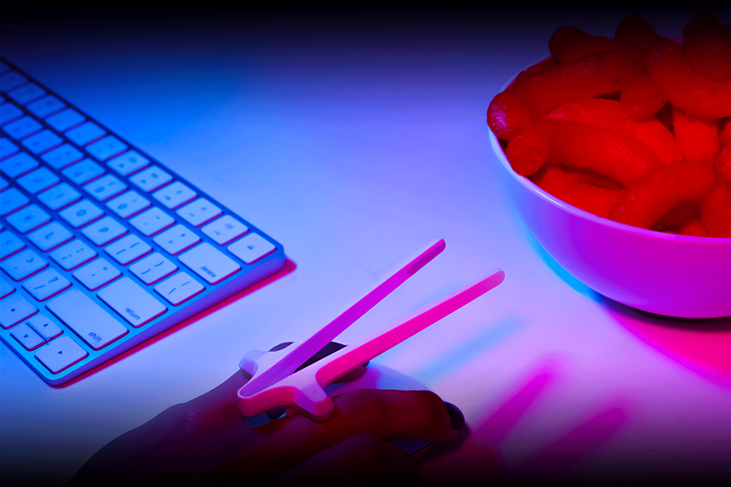A Chopsticks Snacking Tool That Attaches to Your Fingers to Keep Them