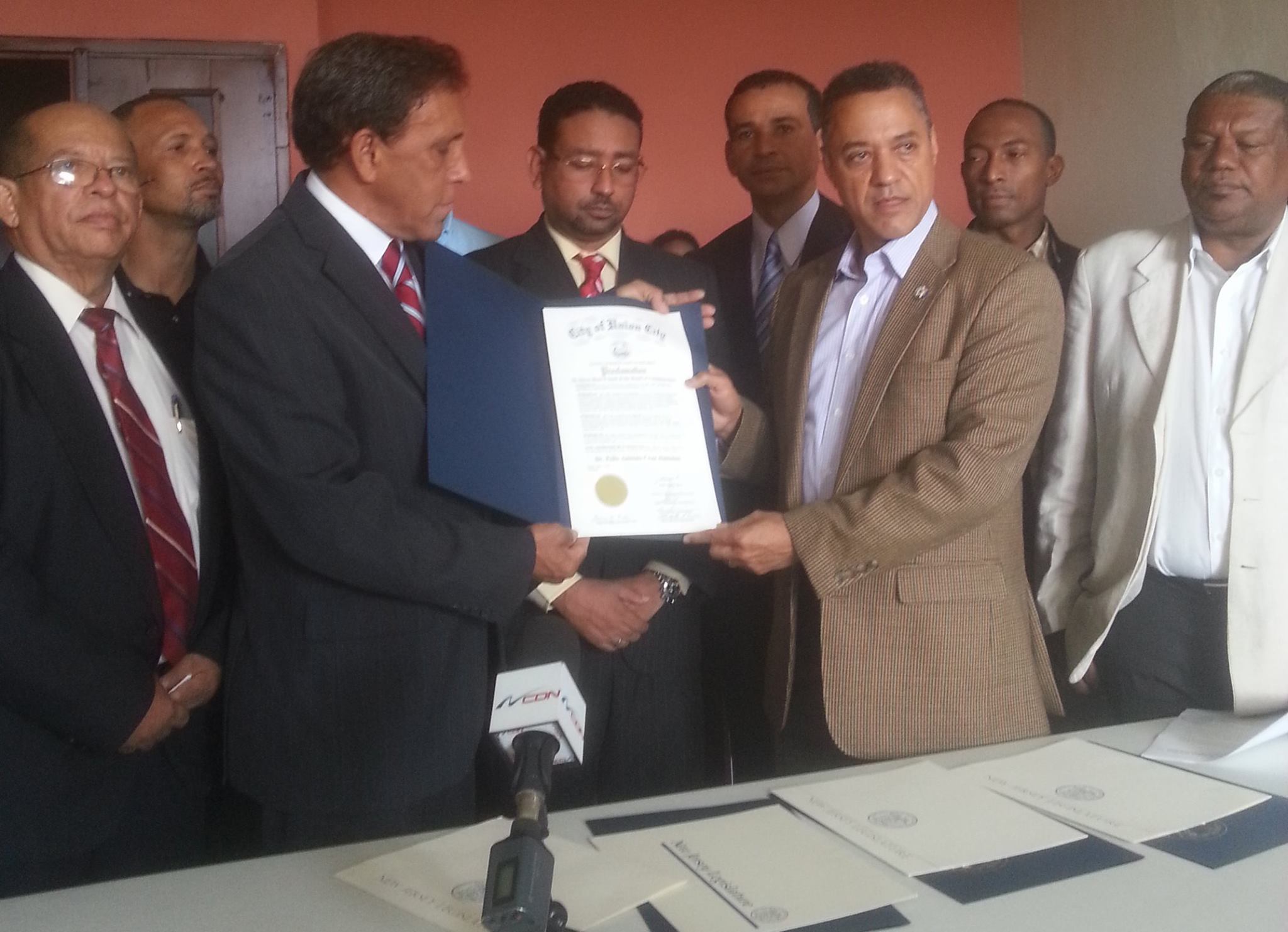 Senador y alcalde de New Jersey EE. UU. reconocen al Colegio Dominicano de Locutores