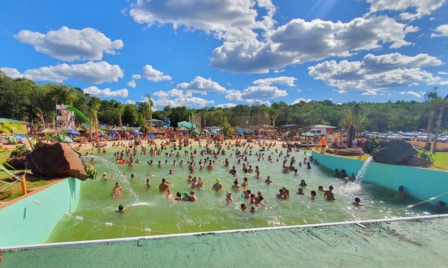Turismo Complejo "La Roca" piscina con olas artificiales La Voz de Cataratas