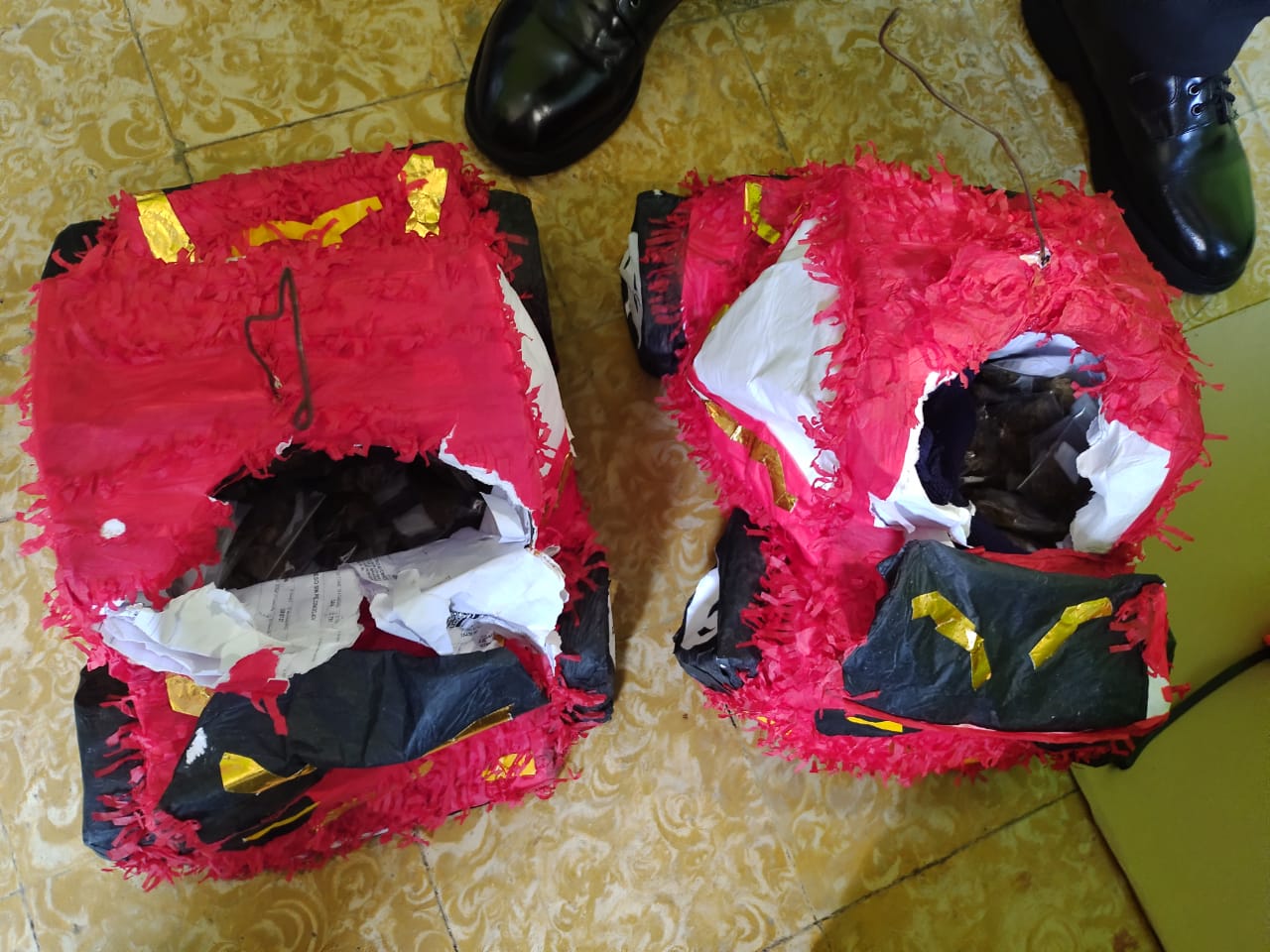 Droga es encontrada escondida entre piñatas con formas de carros La