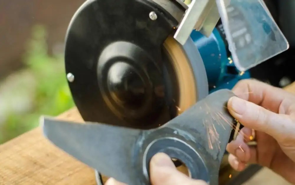 Dual Blade vs. Single Blade Mower Which is Better? Lawnal