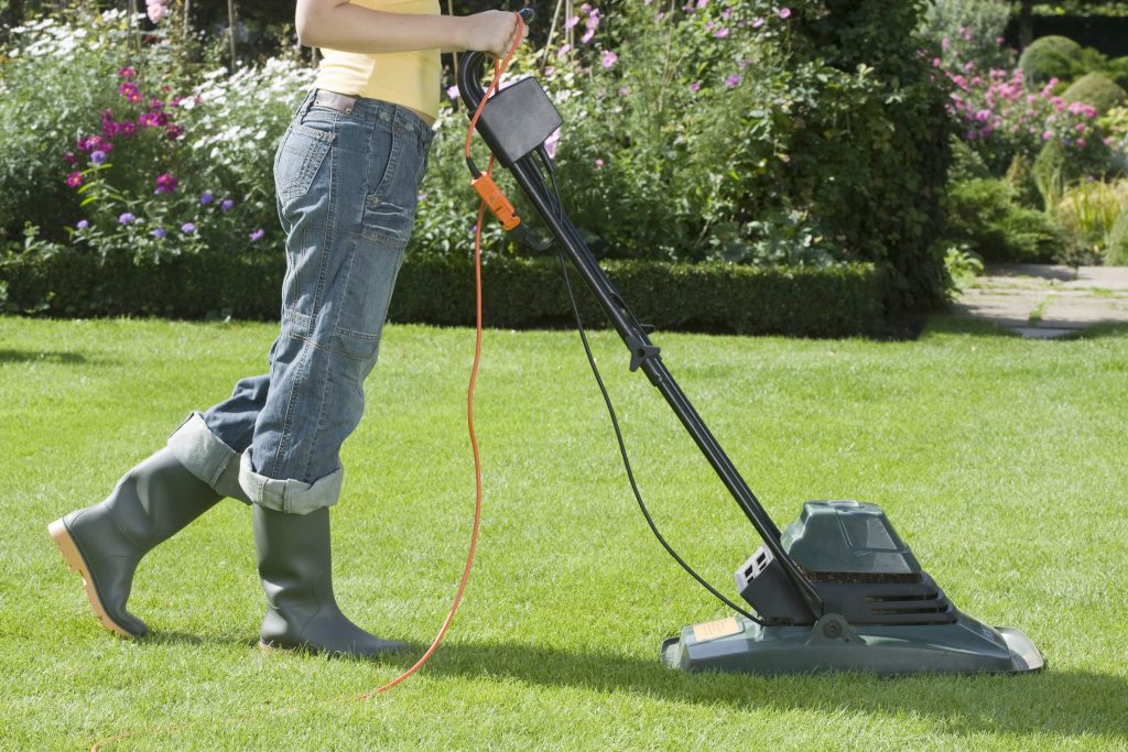 5 Best Lightweight Lawn Mowers For Elderly People UK