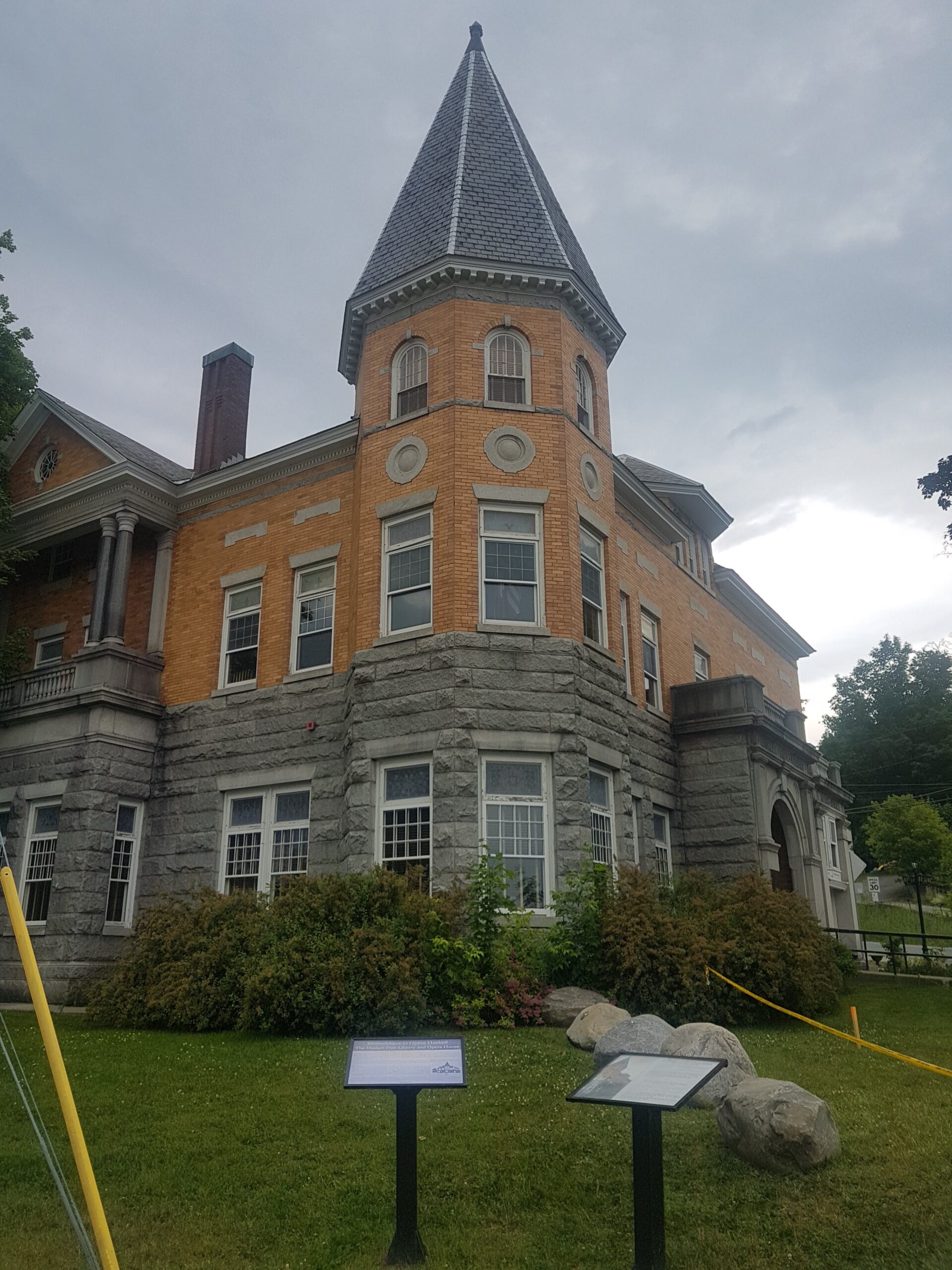 Stanstead Quebec border crossing & hiking trails in Coaticook Lazy