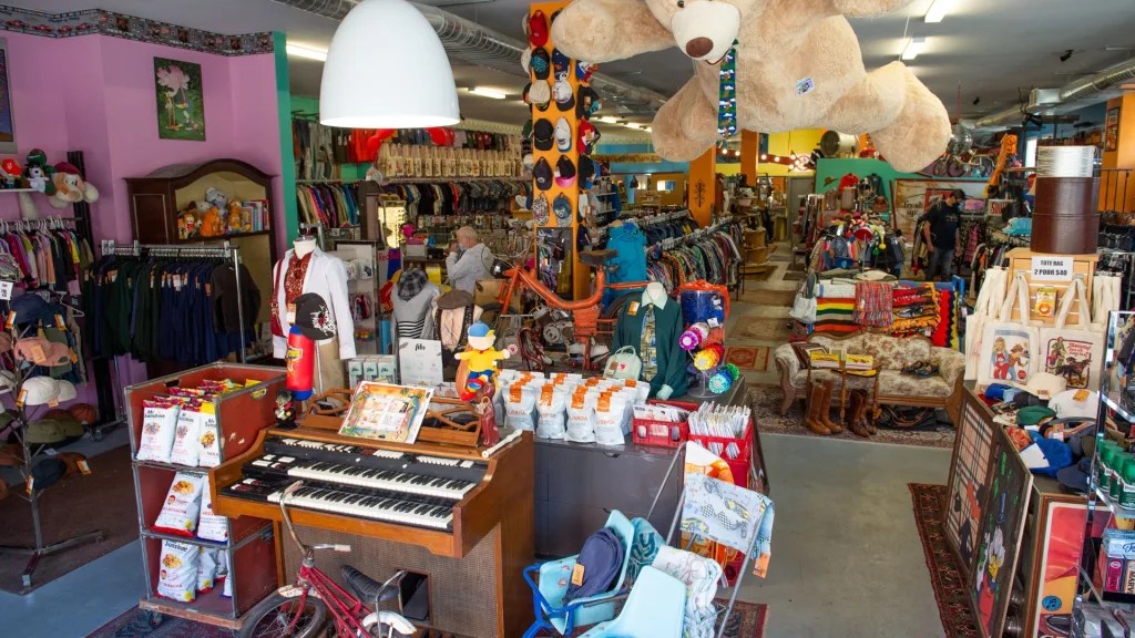 Lazy Montreal’s Ultimate Thrift Store Map