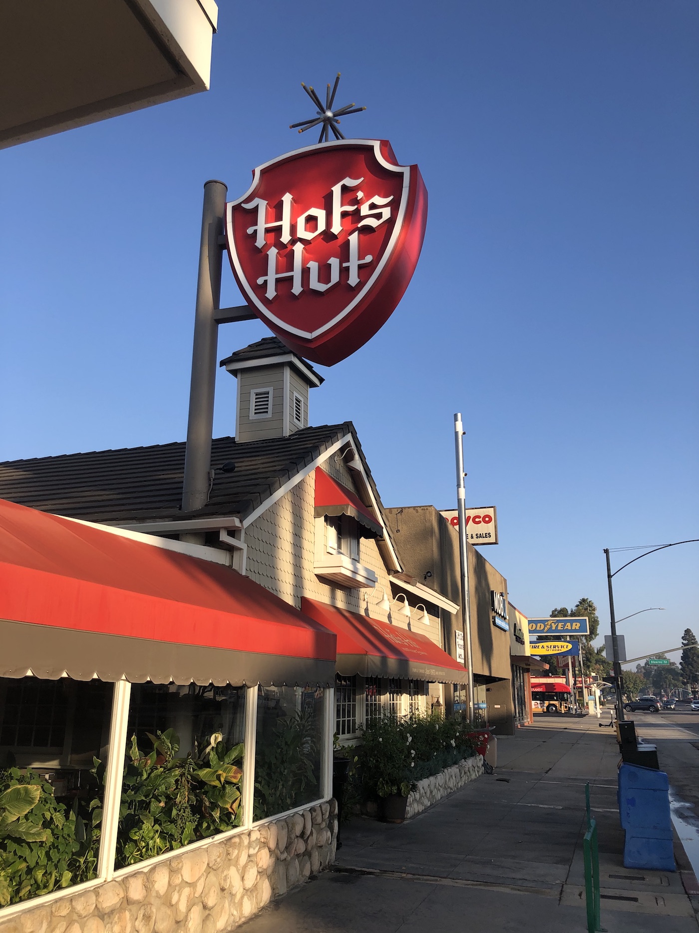 Fire chars Hof’s Hut kitchen, roof • Long Beach Post News