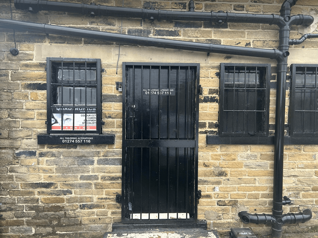 SECURED OFFICE SPACE/ STORAGE ROOM TO LET *** L&B Real Estate