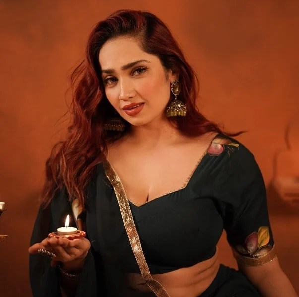 Aditi Mistry Biography, Age, Height, Boyfriend, Family, Career, Net Worth