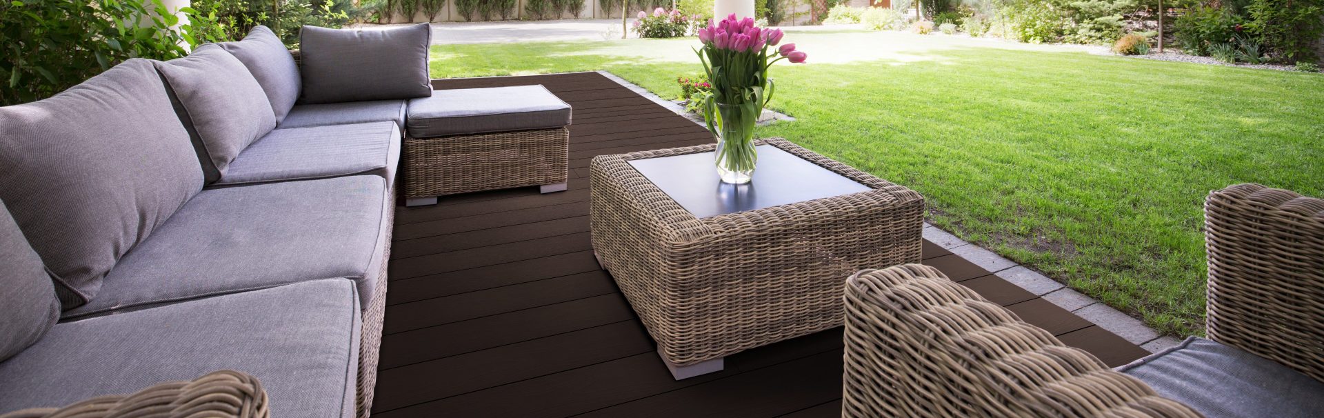 Verandah with modern garden furniture Leadvision International
