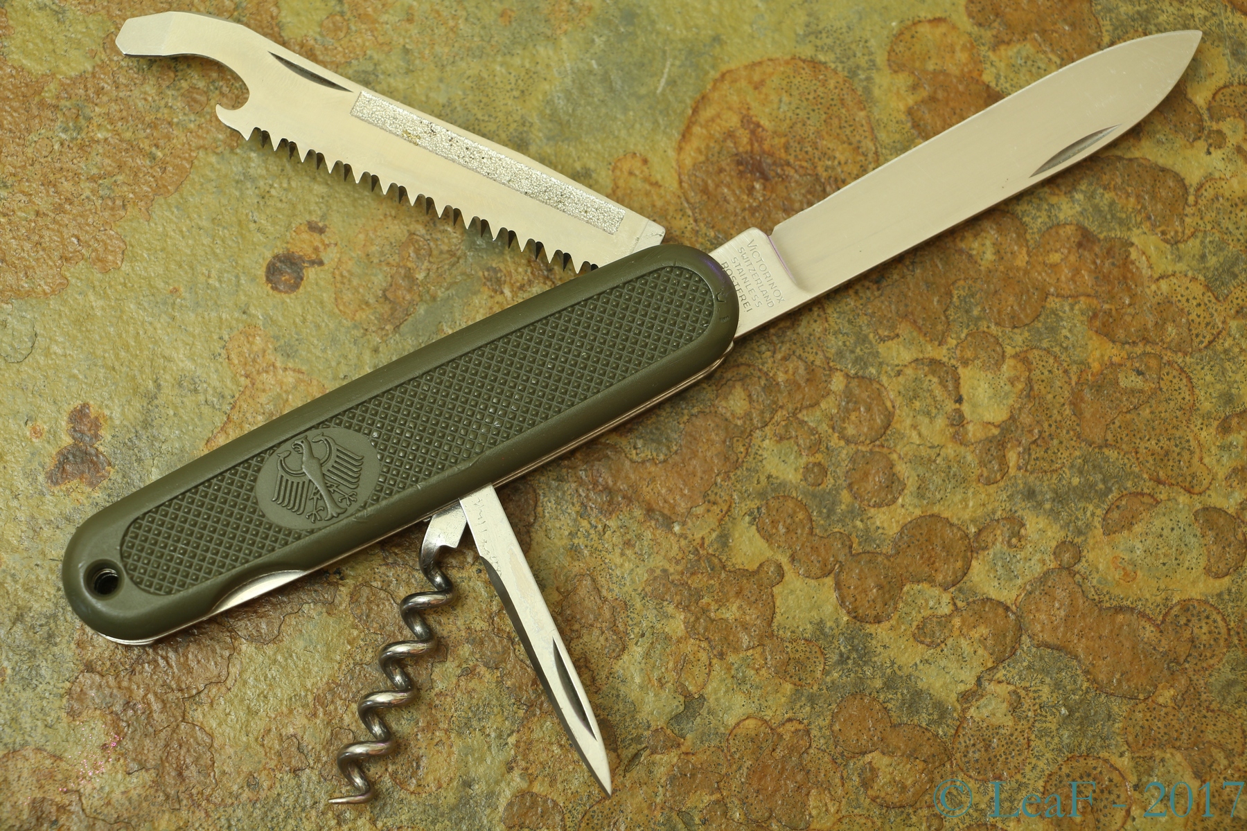 013. GAK 108 LeaF's Victorinox knives collection