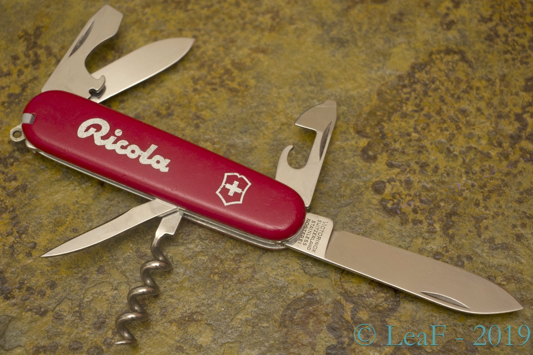 051. Tourist LeaF's Victorinox knives collection