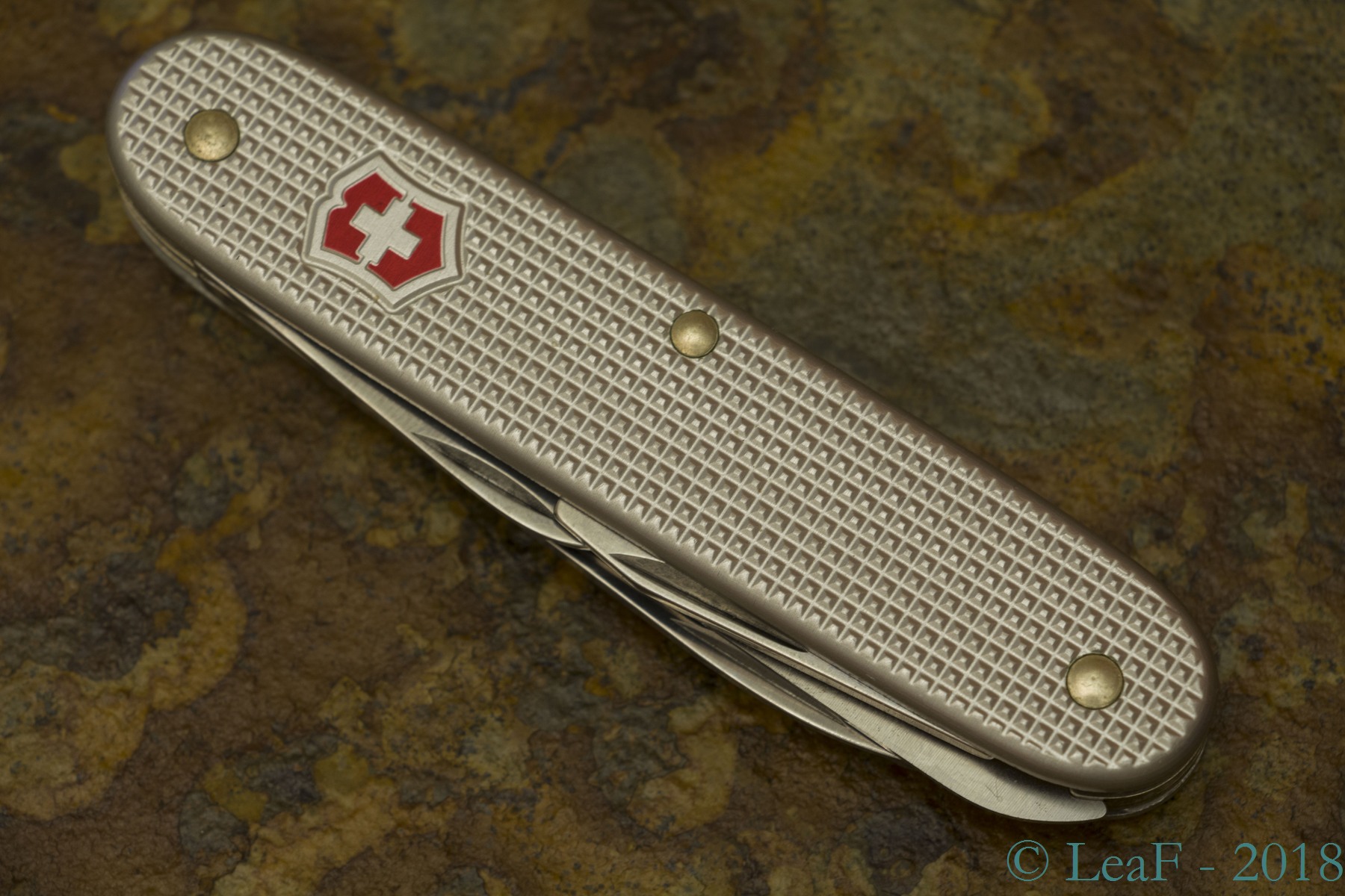 074. Harvester LeaF's Victorinox knives collection