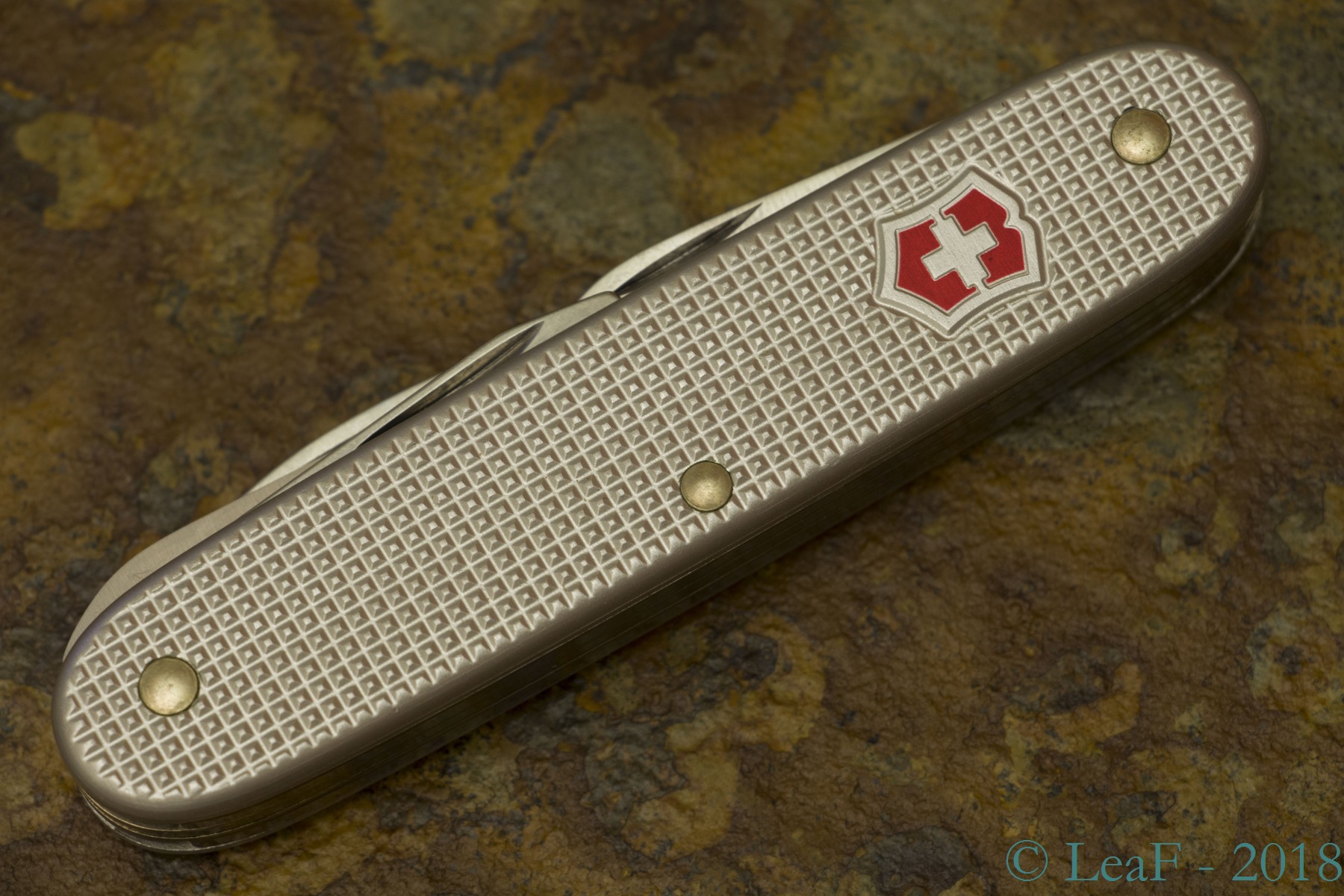 074. Harvester LeaF's Victorinox knives collection