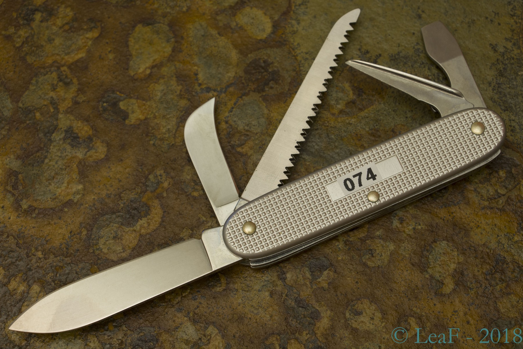 074. Harvester LeaF's Victorinox knives collection