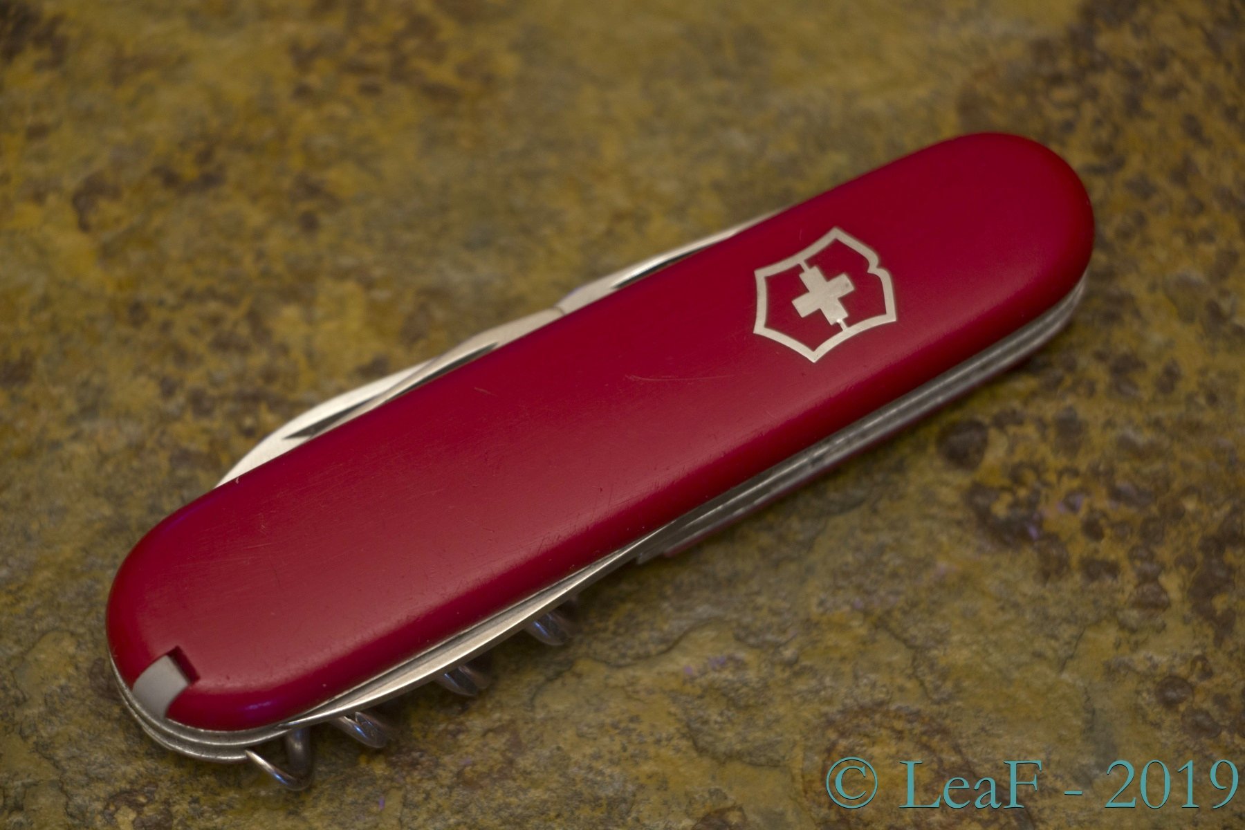 185. Tourist LeaF's Victorinox knives collection