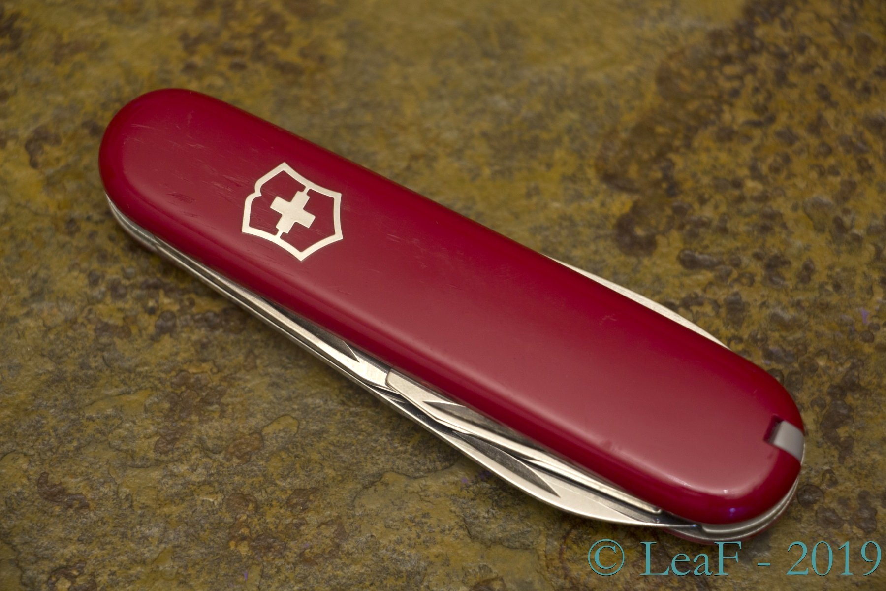 186. Tourist LeaF's Victorinox knives collection