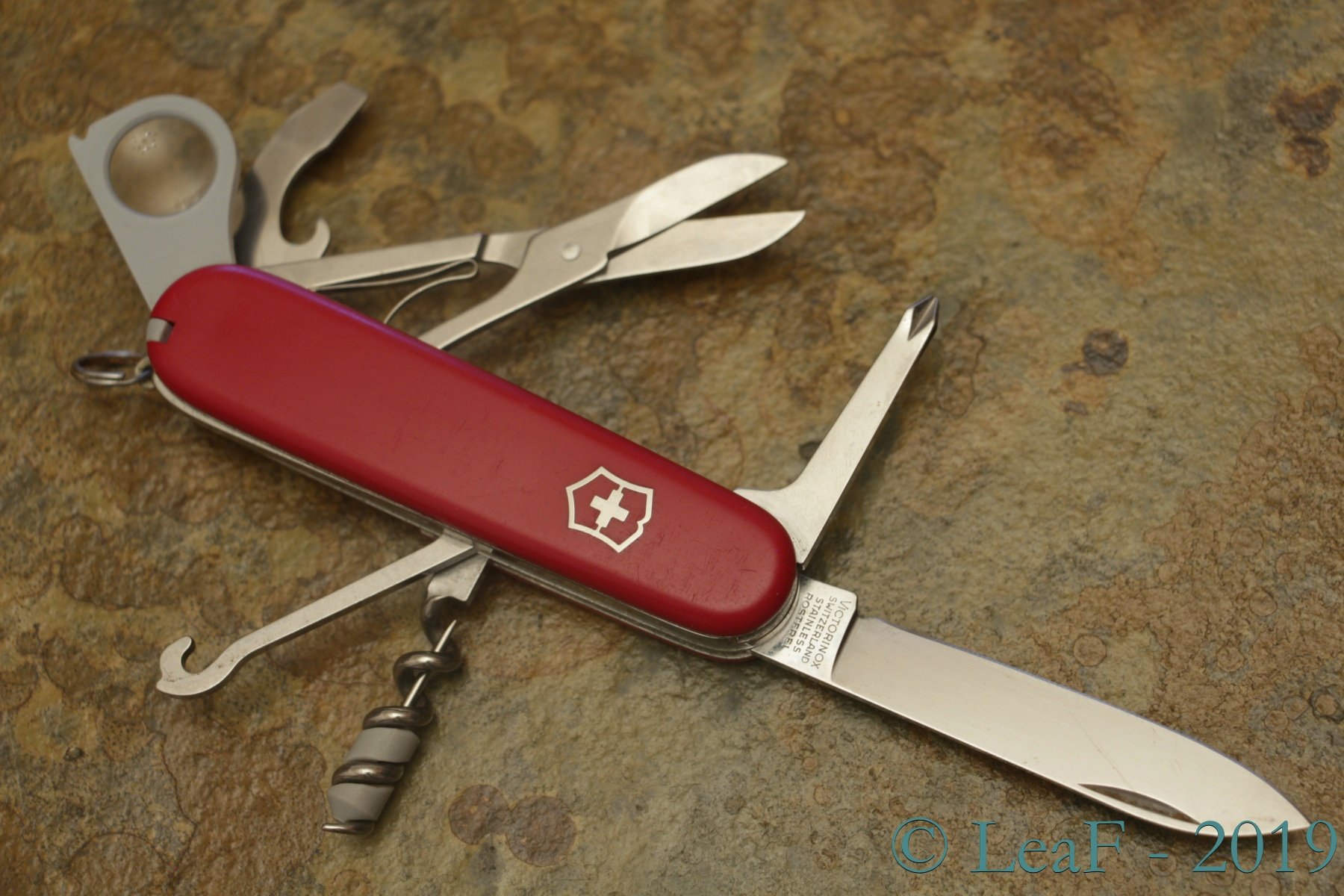 291. Yeoman LeaF's Victorinox knives collection