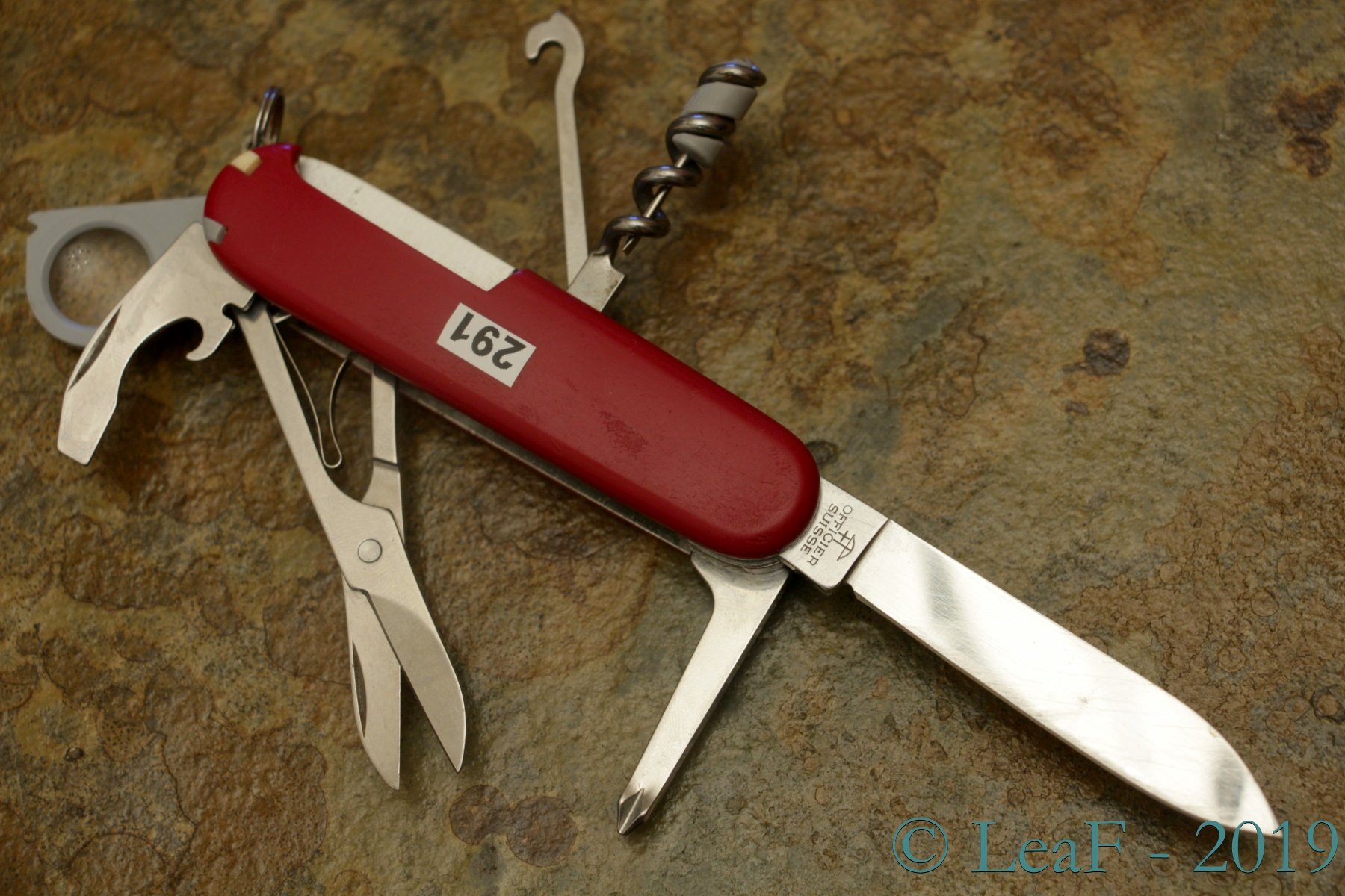 291. Yeoman LeaF's Victorinox knives collection