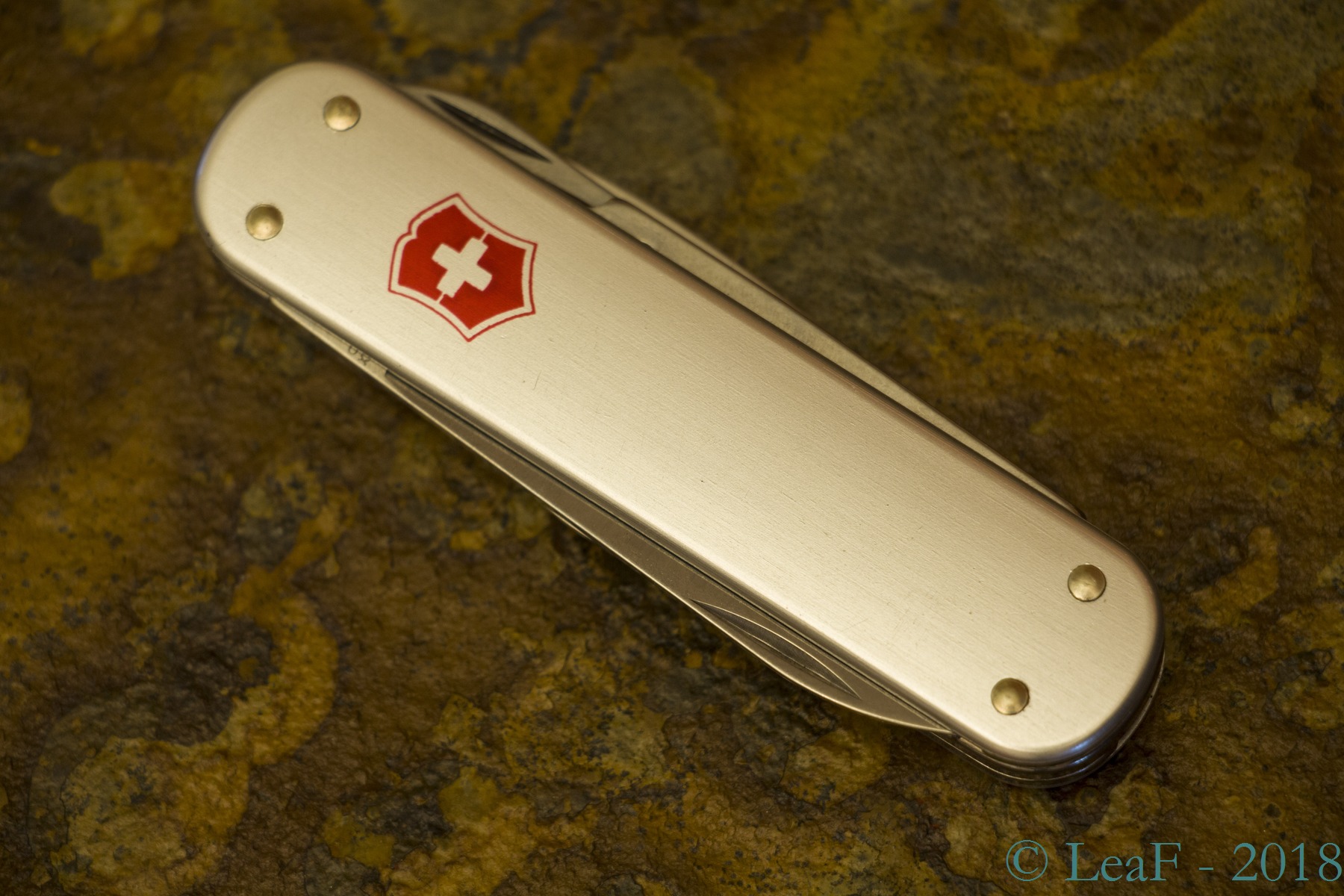 425. Cigar Cutter LeaF's Victorinox knives collection