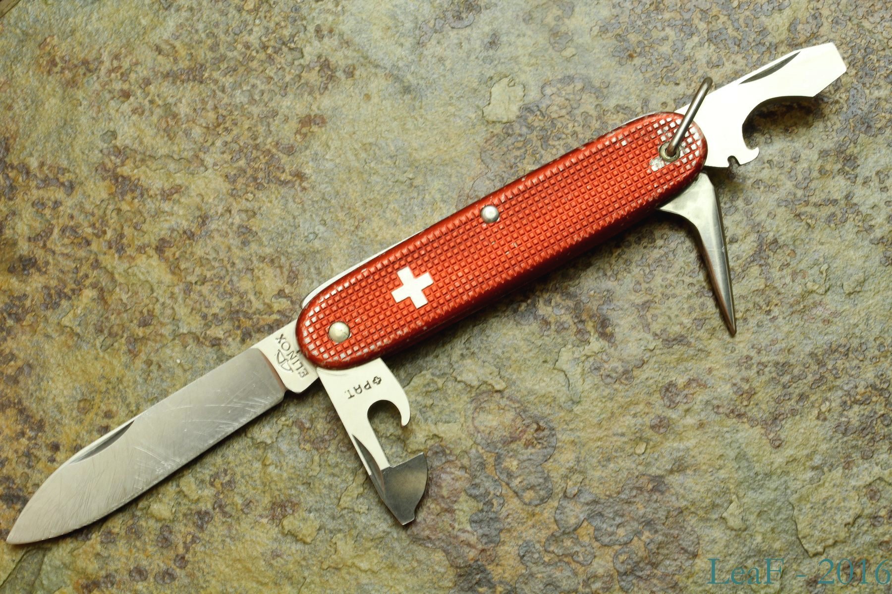 533. Pioneer (Model 2220 U) LeaF's Victorinox knives collection