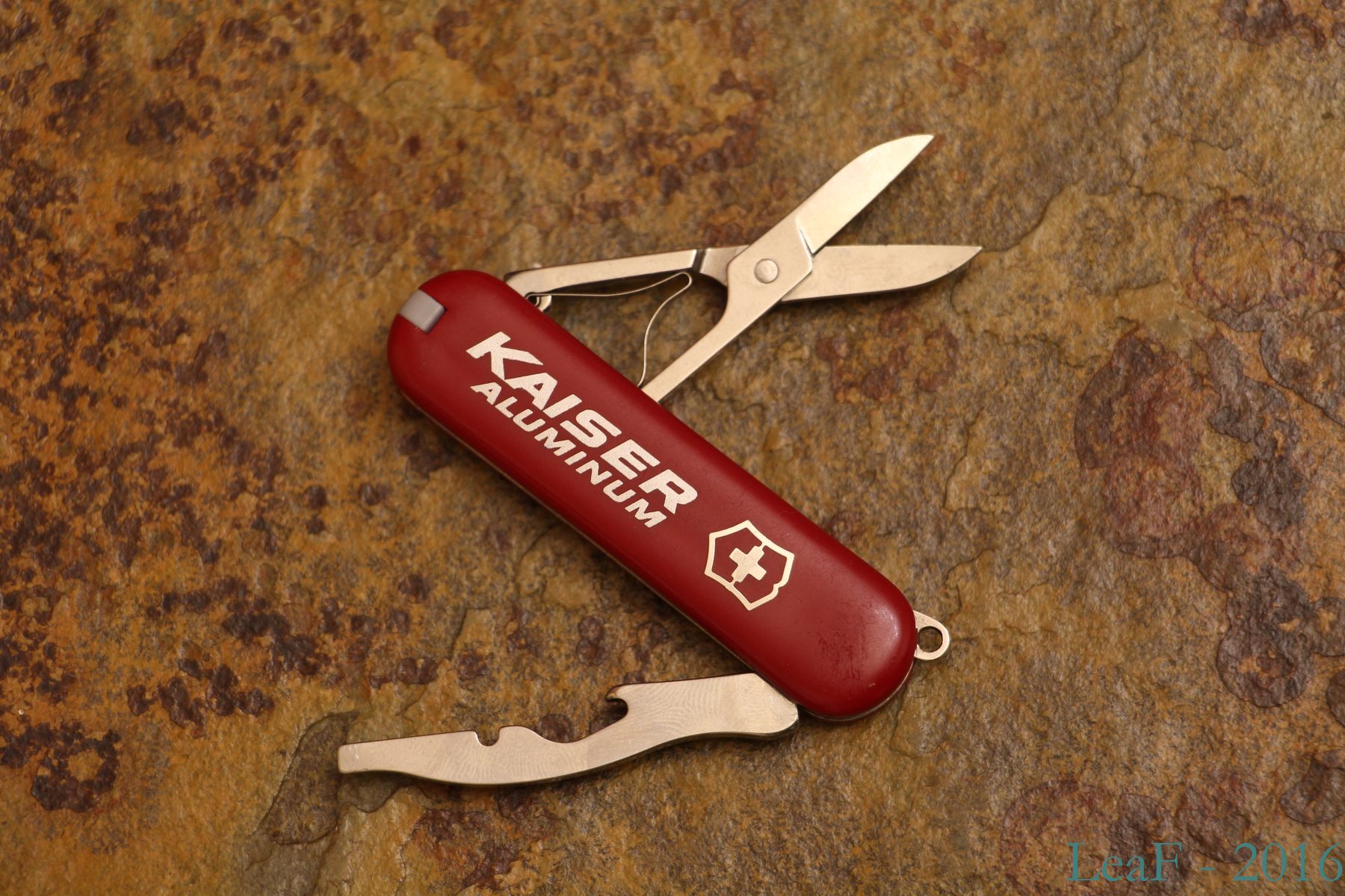 574. JetSetter 1 LeaF's Victorinox knives collection