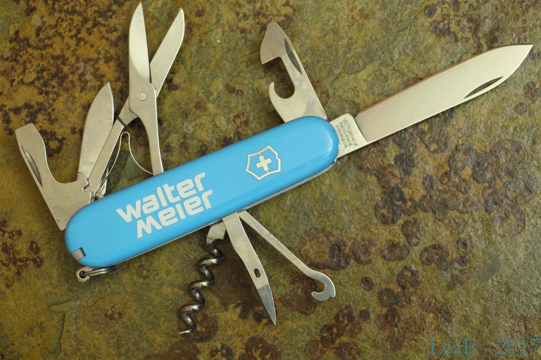 591. Climber LeaF's Victorinox knives collection