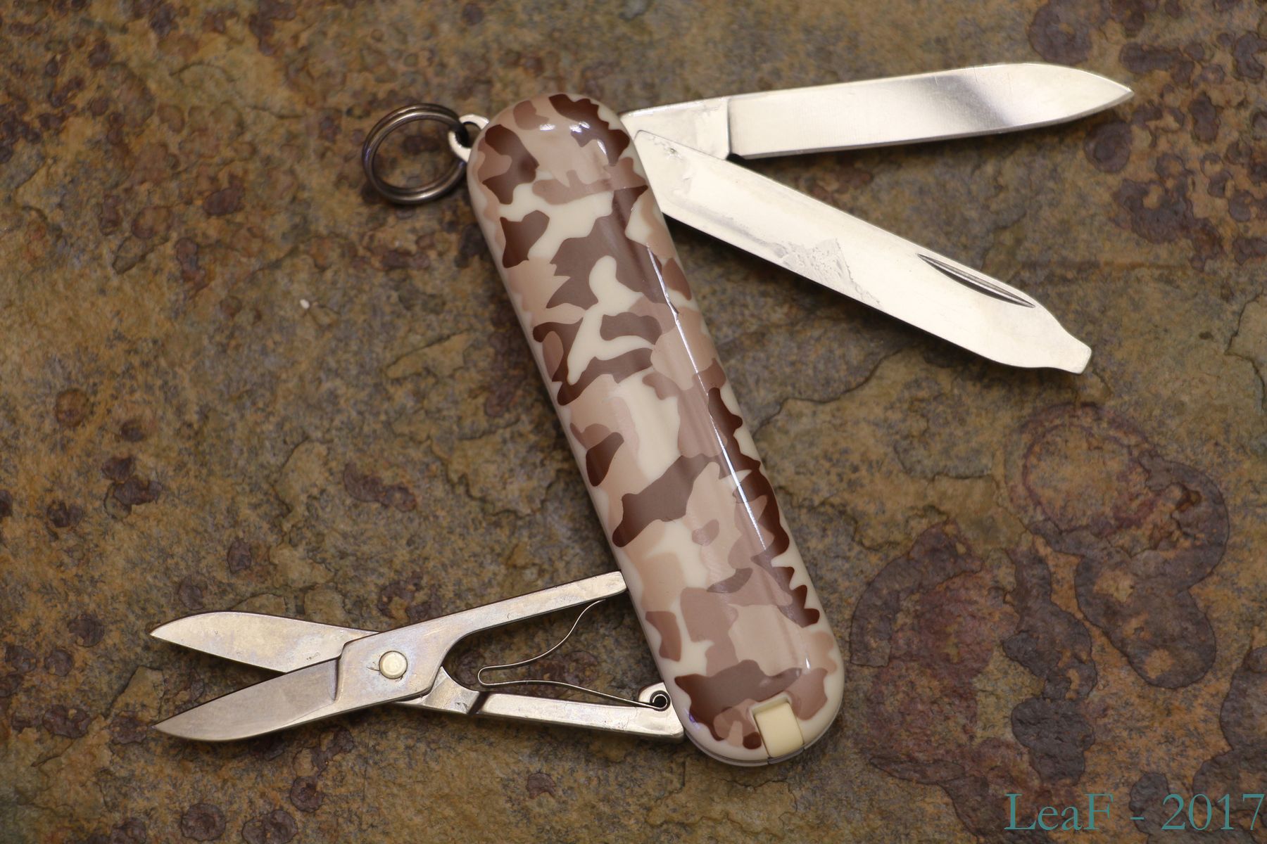 620. Classic SD (Desert Camouflage) LeaF's Victorinox knives collection