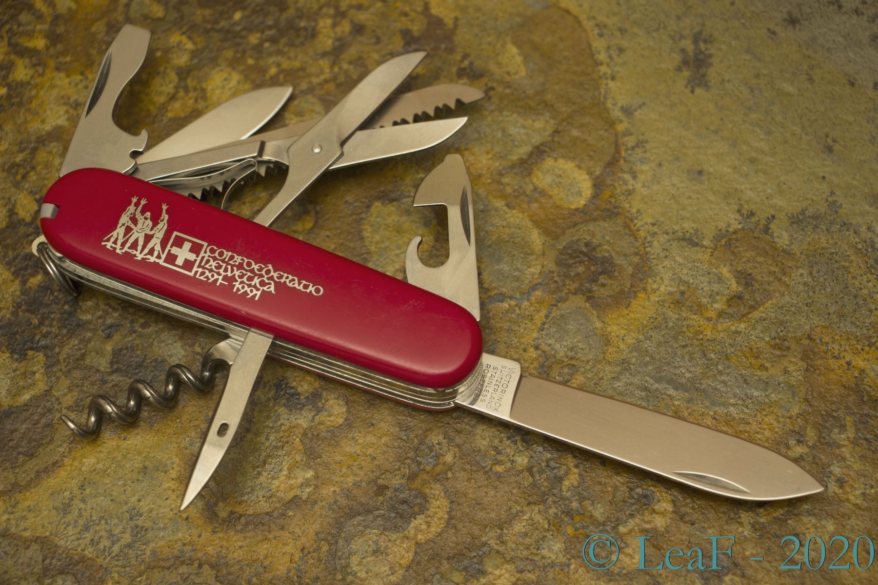 663. Huntsman LeaF's Victorinox knives collection