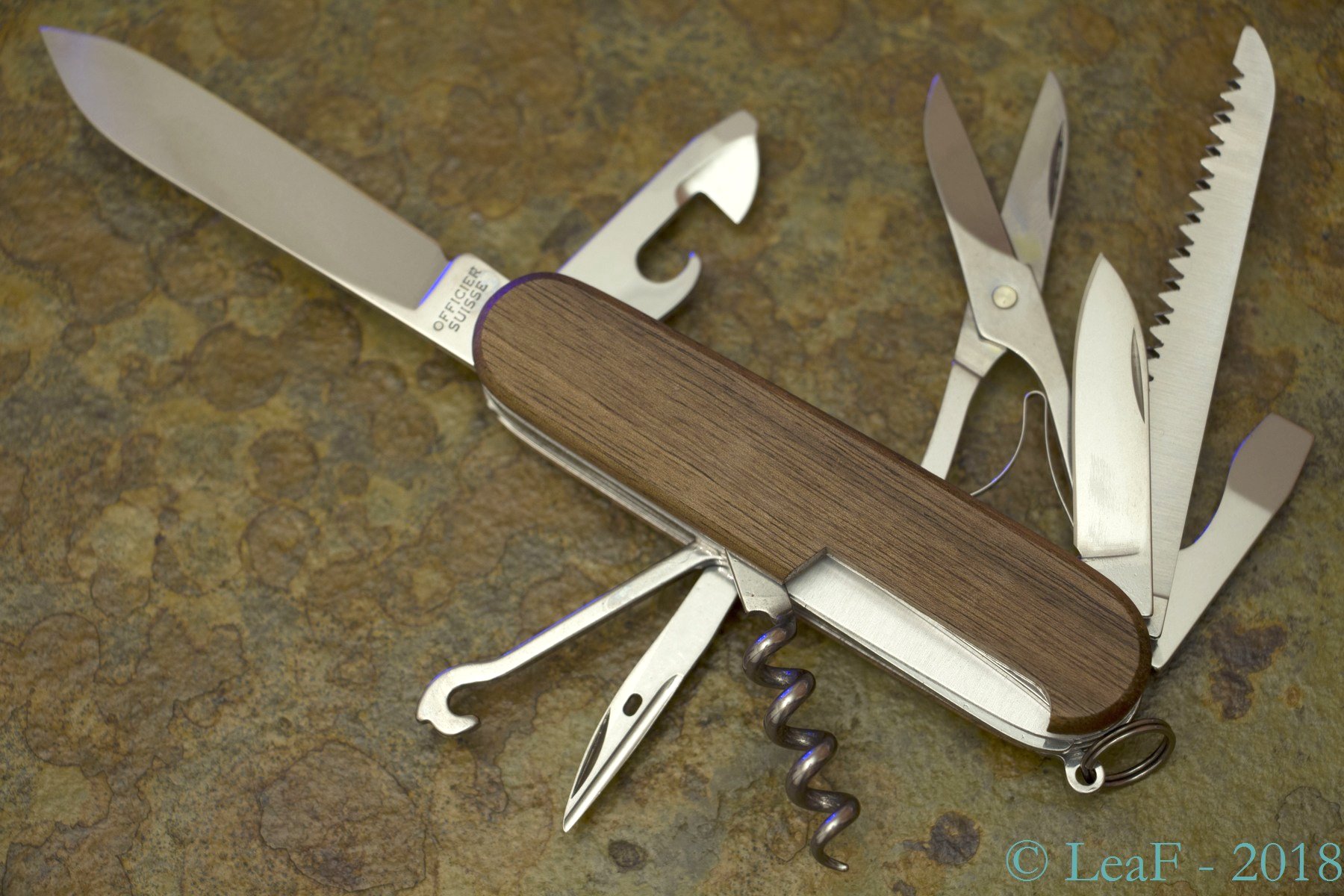 771. Huntsman Wood LeaF's Victorinox knives collection