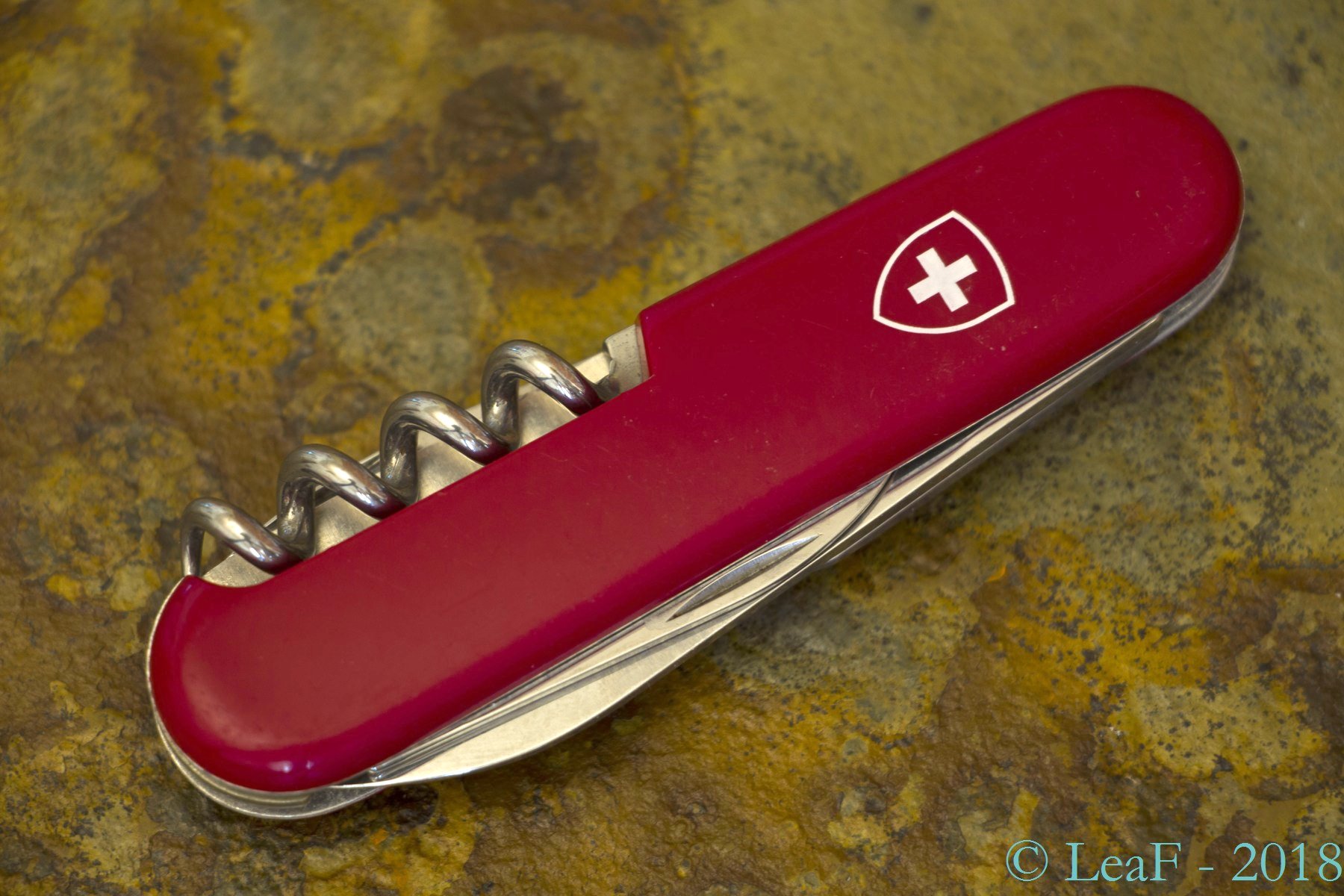 785. Tourist LeaF's Victorinox knives collection