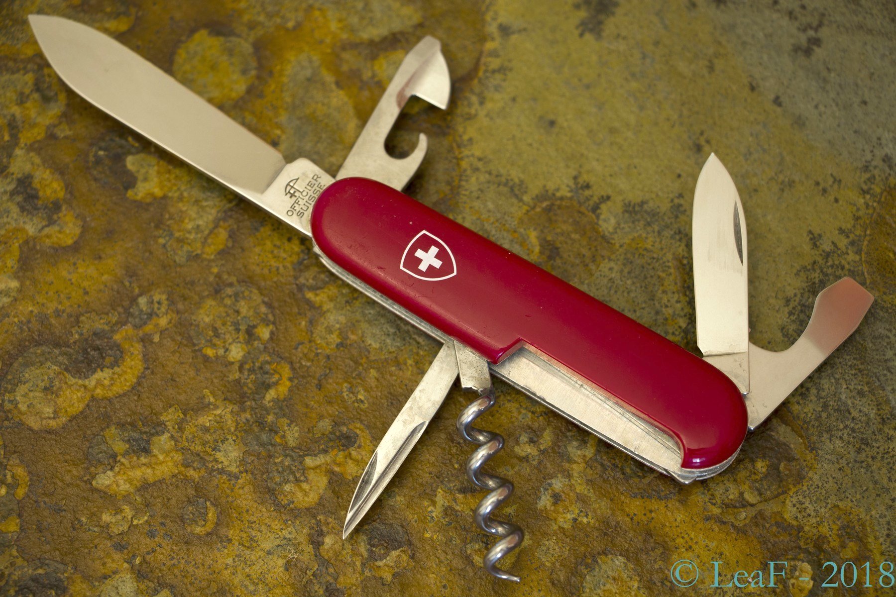785. Tourist LeaF's Victorinox knives collection