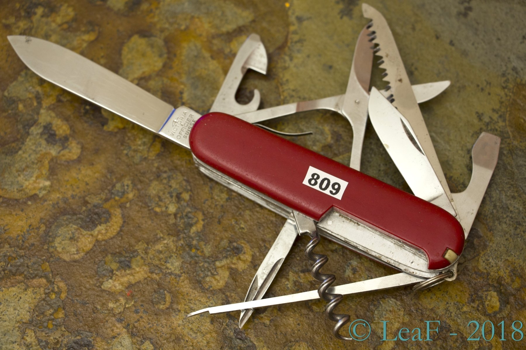 809. Huntsman LeaF's Victorinox knives collection