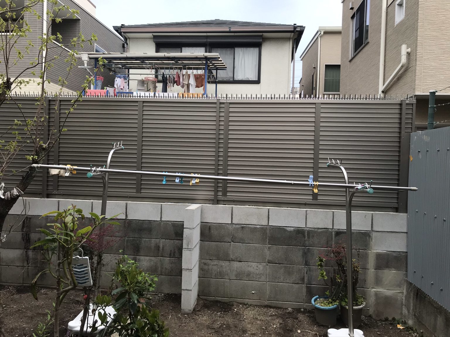 長年のブロック塀にフェンスと猫除け 伊丹西宮尼崎で注文住宅・リフォームはリーフホーム