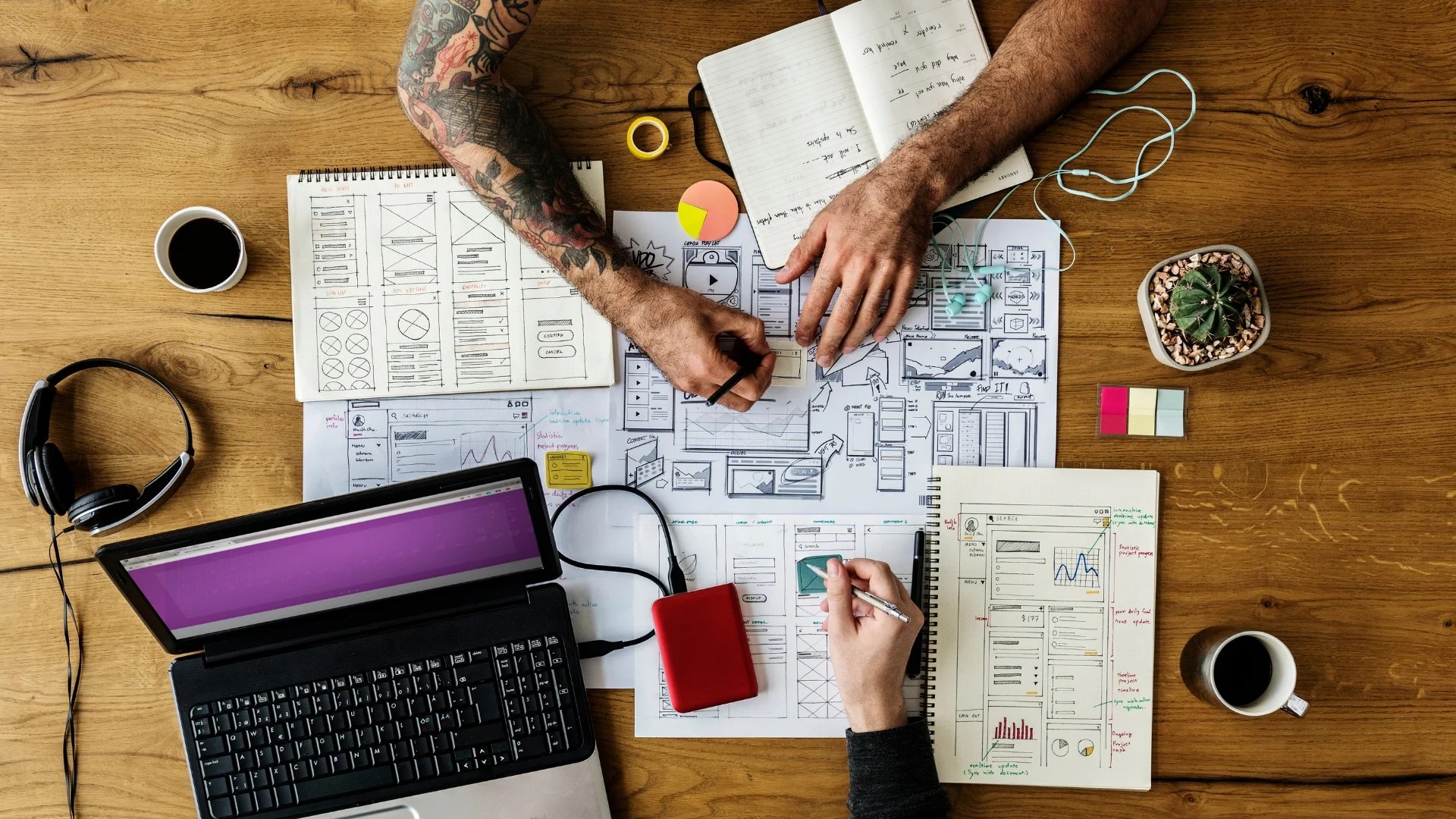 5 famous creatives who had a messy desk Canva