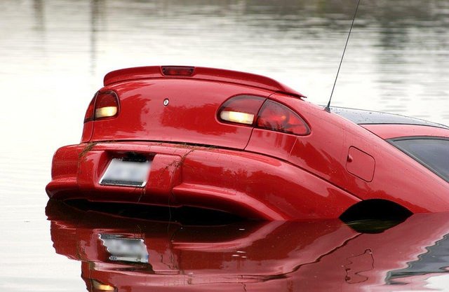 What to do if your car falls into water (4 vital steps) Learner trip