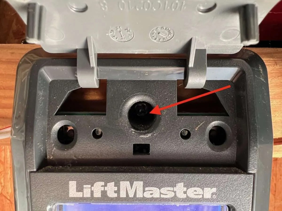 Blank Screen on Chamberlain or LiftMaster Wall Control? Here’s the Fix