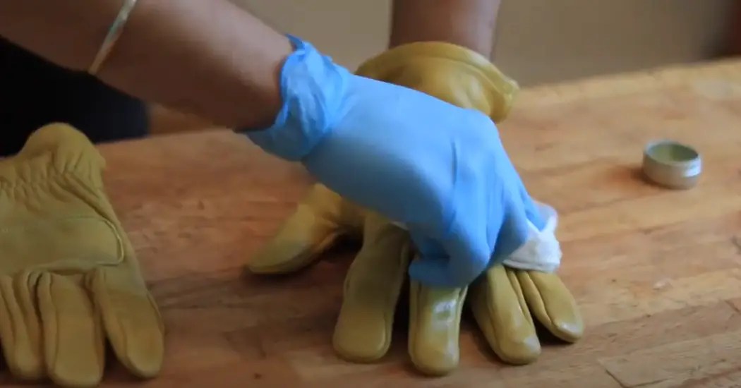 How to Dry Leather Gloves? LeatherProfy